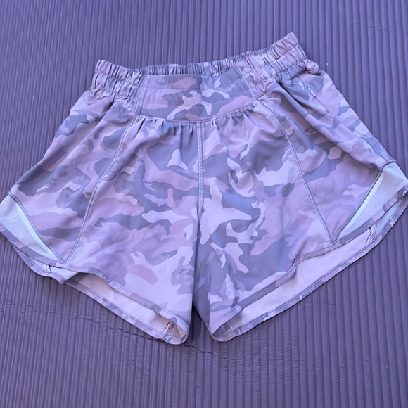 Lululemon Tall Low Rise Hotty Hots 4 inch in purple camo - Picture 2 of 4